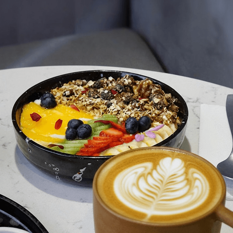 bowl de frutas + café